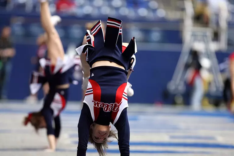 Cheerleading als forderndes Teamwork im Verein in der Nähe